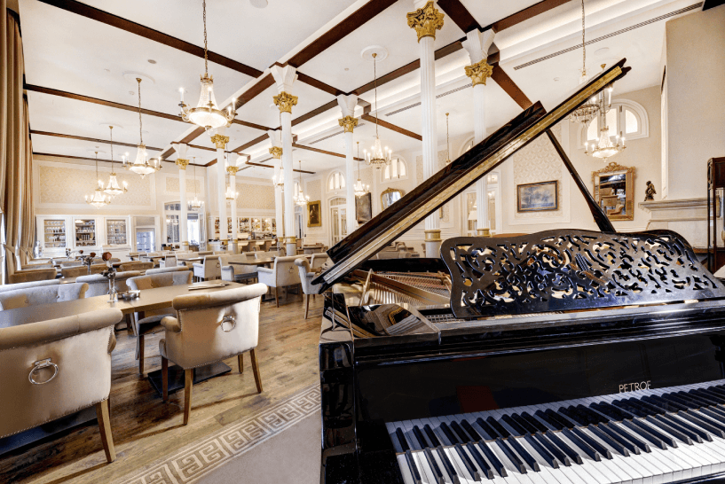 image-c-marek-hajkovsky-foto-hotel-lomnica-kaviaren-mozart-klavir-1743077501050-577042104.png