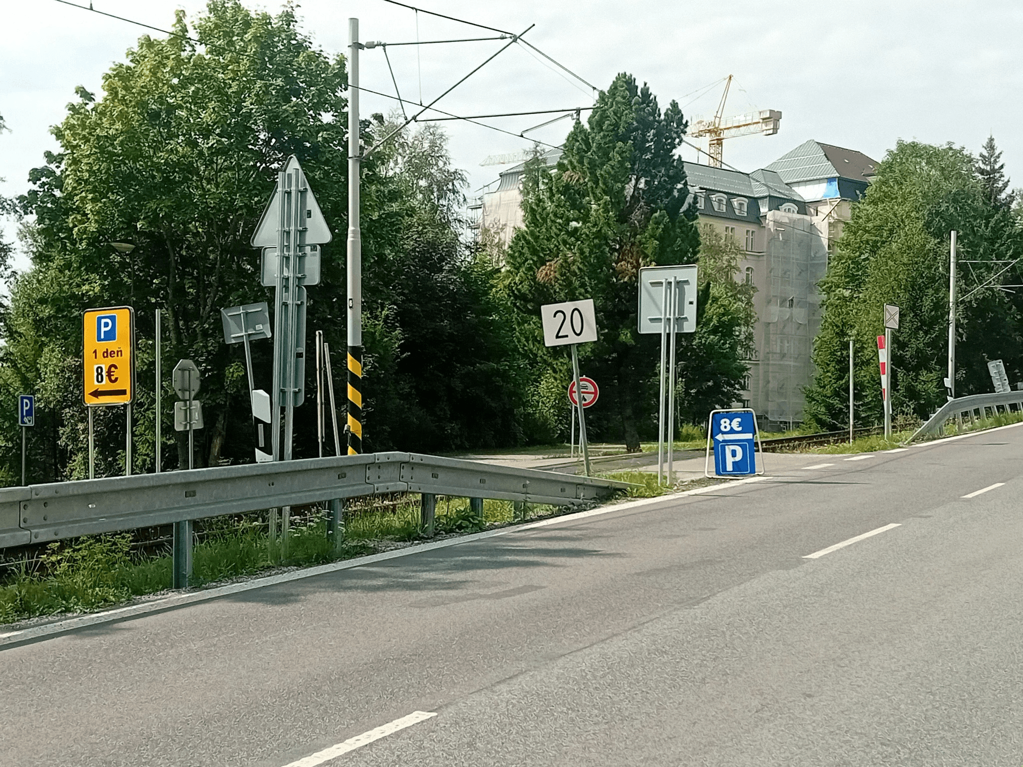 Parking lot by Drevené kráľovstvo
